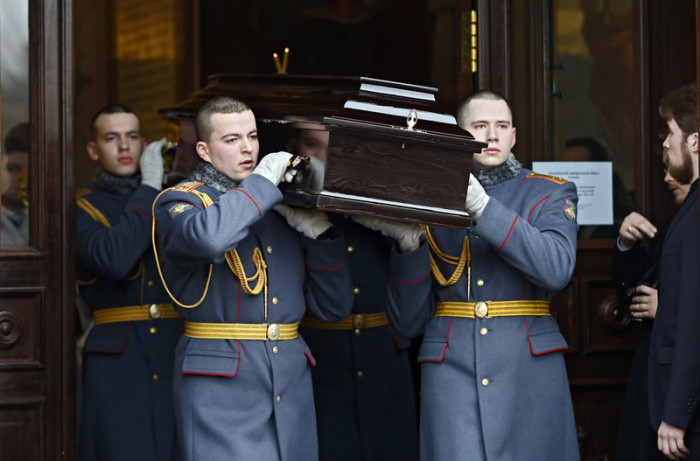 Beerdigung, der beim Absturz des Flugzeugs Tu-154 ums Leben gekommenen menschen. Archivfoto: epa/Yuri Kochetkov