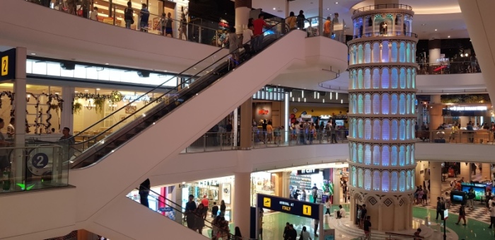 Blick auf den schiefen Turm von Pisa im Themen-Einkaufszentrum Terminal 21 Pattaya.