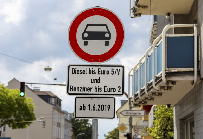 Schilder weisen in der Heinrichstraße auf das ab dem 01.06.2019 aufgrund zu hoher Stickoxid-Belastungen geltende Diesel-Fahrverbot hin. Foto: Guido Schiek/Dpa