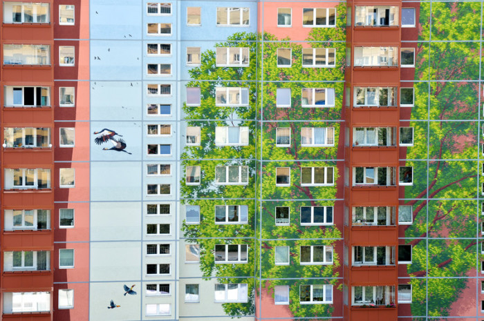 Wandgemälde auf einem Berlin Wohnblock. Foto: epa/Bernd Von Jutrczenka