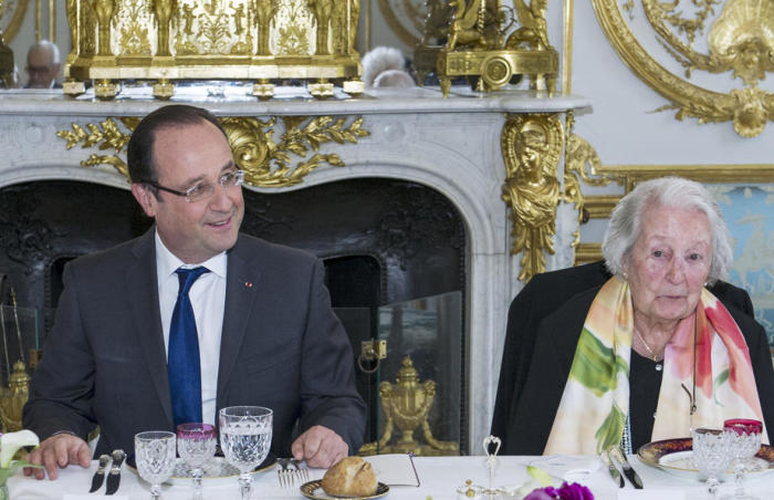 Der ehemalige französische Präsident Francois Hollande (L) empfängt Cecile Rol-Tanguy (R) 2013 im Elysee-Palast in Paris. Foto: epa/Etienne Laurent