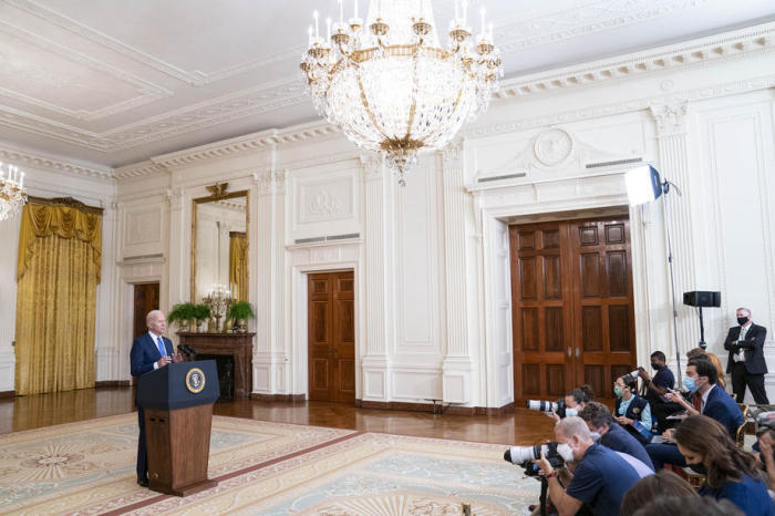 Joe Biden, Präsident der USA, hält eine Rede zur Wirtschaft im East Room des Weißen Hauses in Washington. Foto: epa/Sarah Silbiger