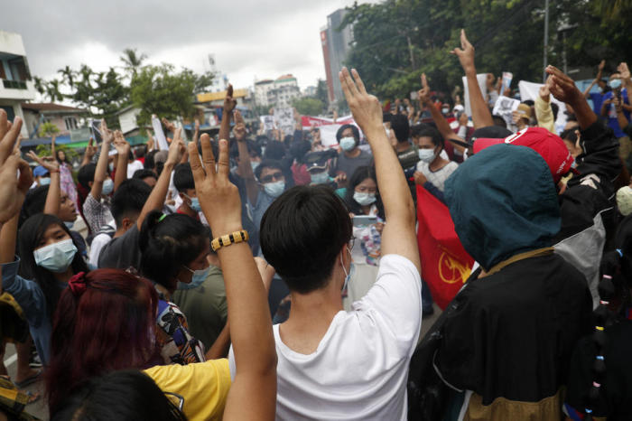 Demonstrierende zeigen den Drei-Finger-Gruß während einer Anti-Militärputsch-Demonstration in Yangon. Foto: epa/Stringer