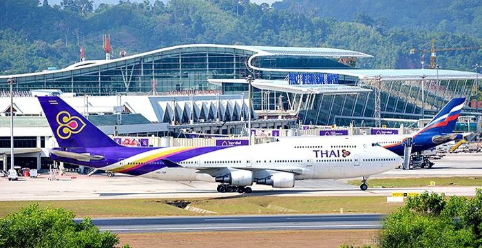 Eine Maschine der Thai Airways auf dem Flughafen Phuket. Foto: The Thaiger