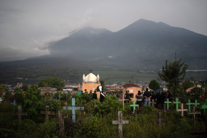 Blick auf einen Friedhof, auf dem Opfer des Vulkanausbruchs ihre letzte Ruhe finden. Foto: epa/Santiago Billy