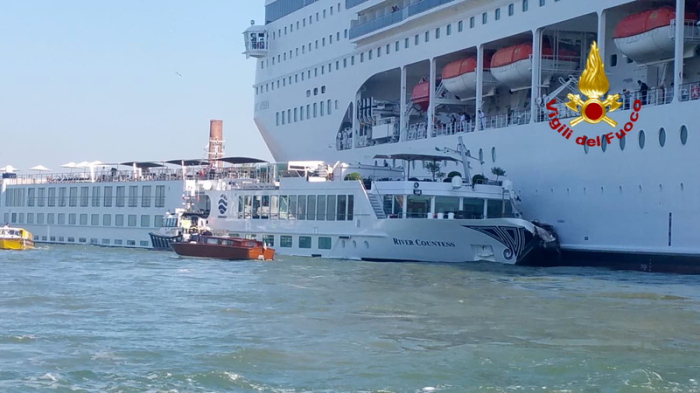 Das Kreuzfahrtschiff «Msc Opera» ist beim Anlanden an der Anlegestelle San Basilio im Kanal von Giudecca mit einem Touristenboot zusammengestossen. Foto: Vigili del Fuoco/Dpa
