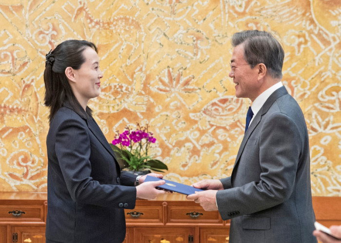 Der südkoreanische Präsident Moon Jae-in (R) erhält von Kim Jong-uns Schwester Kim Yo-jong (L) in einem Treffen in seinem Büro einen Brief. Foto: epa/Yonhap