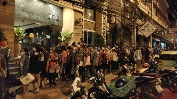 Knapp 1.000 Bedürftige standen die ganze Nacht vor einer Verteilstelle für kostenlose Lebensmittel Schlange und verstießen damit gegen die Ausgangssperre. Foto: The Nation