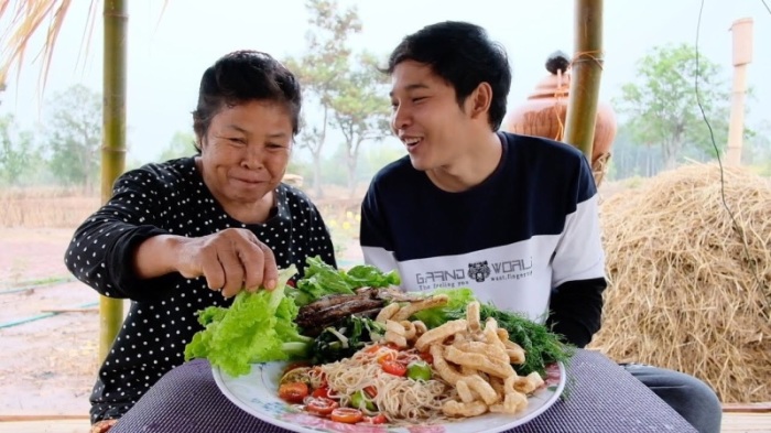Khun Yut und seine sympathische Mutter kochen und essen zusammen, lachen, diskutieren und haben es schön. Fotos: hf