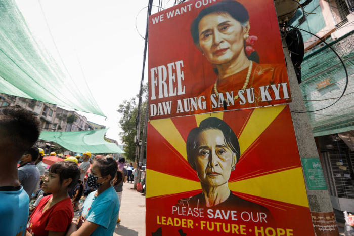 Während einer Demonstration gegen den Militärputsch in Yangon werden Bilder der gestürzten myanmarischen Regierungschefin Aung San Suu Kyi gezeigt. Foto: epa/Stringer