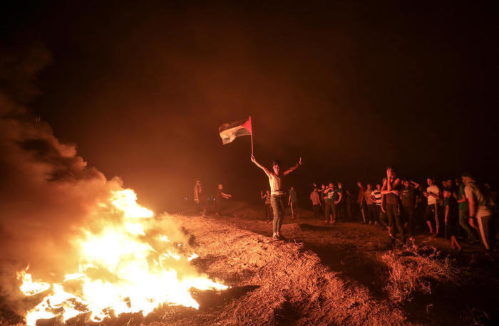 Palästinensischer Nachtprotest an der Grenze zwischen dem Gazastreifen und Israel. Foto: epa/Mohammed Saber
