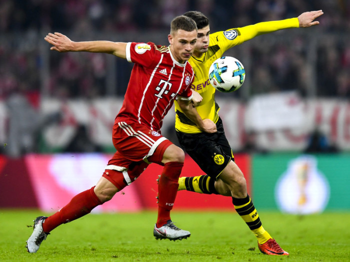 Bayerns Joshua Kimmich (l.) im Einsatz gegen Dortmunds Christian Pulisic (r.). Foto: epa/Daniel Kopatsch