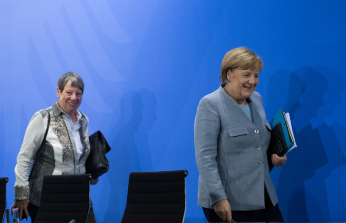 Angela Merkel (r.) und Umweltministerin Barbara Hendricks. Foto: epa/Daniel Kopatsch