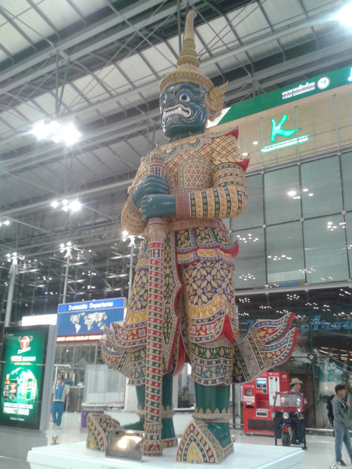12 mächtige Riesenfiguren können im internationalen Flughafen Suvarnabhumi in Bangkok bewundert werden. Foto: Khun Ten
