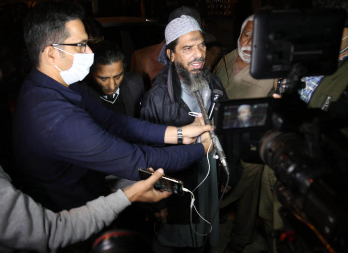 Der Scheich Muhammad Aslam spricht nach einer Anhörung in einem Berufungsverfahren über den Freispruch von vier Männern, die der Ermordung des US-Journalisten Daniel Pearl beschuldigt werden. Foto: epa/Rehan Khan
