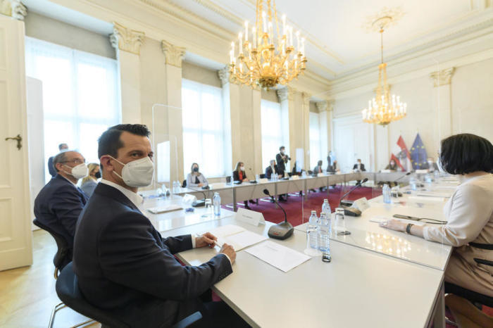Der österreichische Gesundheitsminister Wolfgang Mueckstein (L) posiert vor einer Regierungssitzung im Bundeskanzleramt in Wien für Fotos. Foto: epa/Christian Bruna