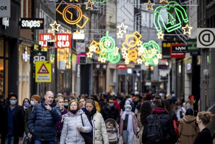 Konsumenten kaufen am Schwarzen Freitag in Amsterdam, Niederlande, ein. Foto: epa/Koen Van Weel