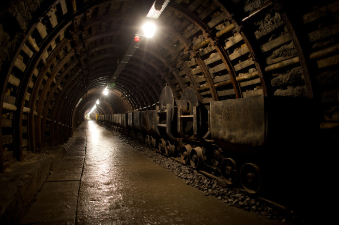  Schatzsucher glauben, dass in einem Tunnel in der Gegend am Gleiskilometer 65 ein deutscher Panzerzug aus dem Zweiten Weltkrieg verborgen sein soll. Foto: dpa/Bildfunk