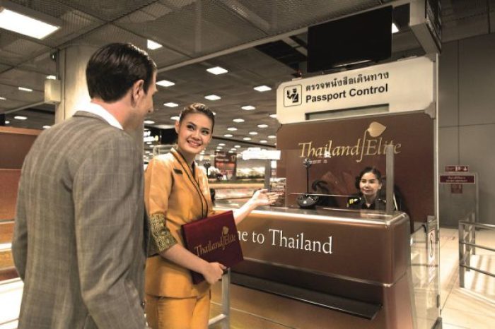 Freundliche Begrüßung bei der Passkontrolle der Immigration für Elite Card-Besitzer in Vor-Corona-Zeiten. Foto: Thailand Privilege Card