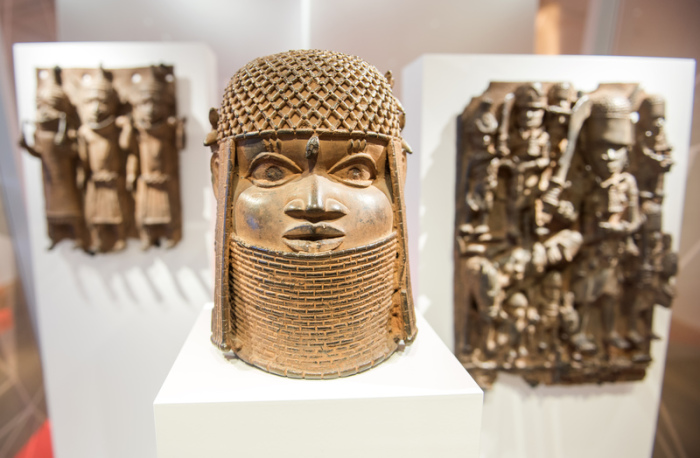 Drei Raubkunst-Bronzen aus dem Benin in Westafrika sind im Museum für Kunst und Gewerbe (MKG) in einer Vitrine ausgestellt. Foto: Daniel Bockwoldt/Dpafoto: Epa/