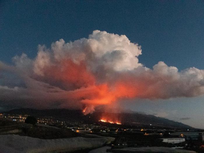 Lava und Rauch steigen aus dem Vulkan Cumbre Vieja auf, der von El Paso, La Palma, Kanarische Inseln, aus gesehen wird. Foto: epa/Miguel Calero