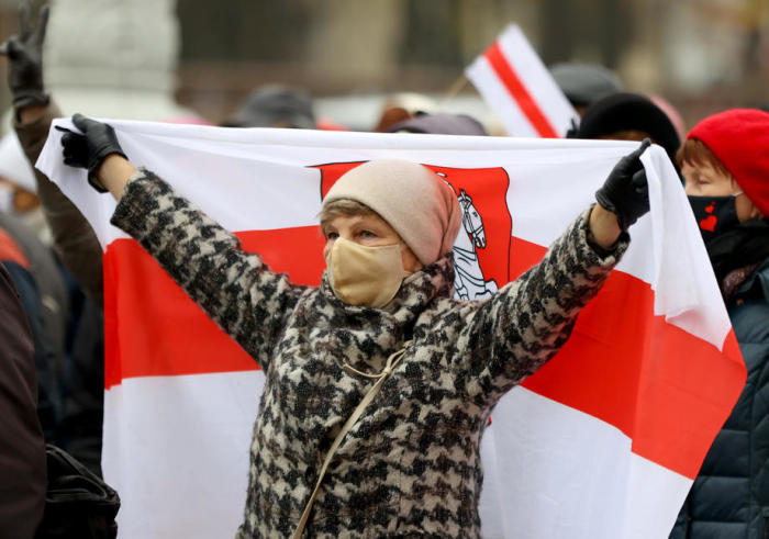 Ein belorussischer Rentner trägt eine Flagge. Foto: epa/Str