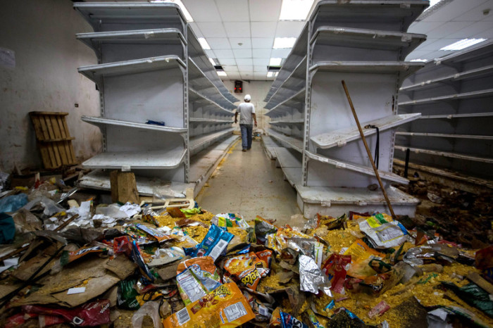 Ein geplünderter Supermarkt in Caracas, Venezuela. Foto: epa/Miguel Gutierrez