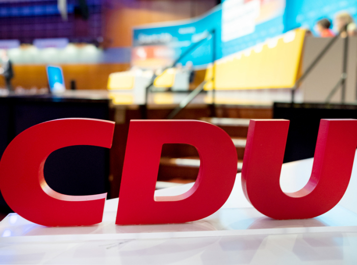 Das Logo der CDU ist während des Landesparteitages der CDU auf einem Tisch zu sehen. Foto: Peter Steffen/Dpa