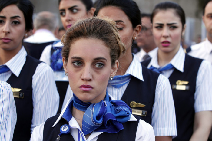 Die Trauer steht den Flugbegleiterinnen der Egyptair ins Gesicht geschrieben. Foto: epa/Khaled Elfiqi