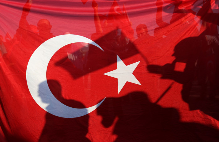 Zum gescheiterten Putschversuchs auf dem Atatürk-Flughafen in Istanbul riefen die Menschen am 15. Kuli 2016 mit türkischen Flaggen Parolen. Foto: epa/Erdem Sahin