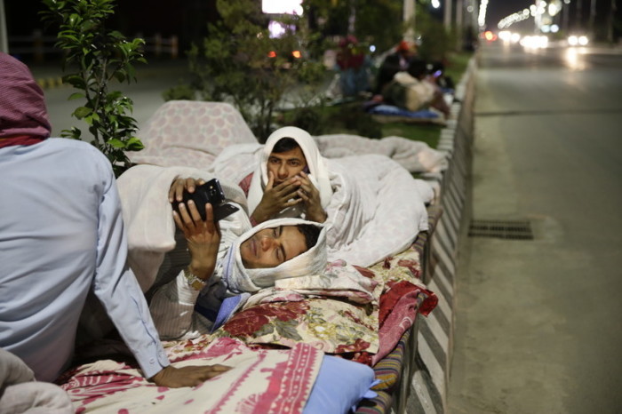 Die Situation vor allem in Nepal ist schwierig: kaum Strom, überfüllte Krankenhäuser, Menschen schlafen auf den Straßen. Foto: epa/Narendra Shrestha