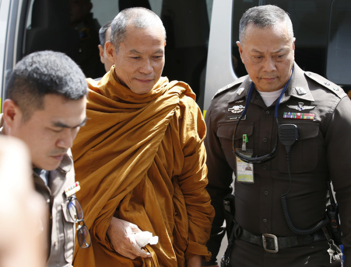 Phra Buddha Isara wird von Polizeibeamten abgeführt. Foto: epa/Efe/Narong Sangnak