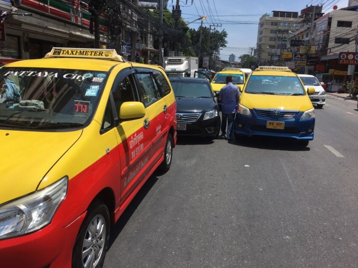 Immer wieder verfolgen Taxifahrer in Pattaya Uberfahrer und wenden Gewalt an. Foto: The Nation