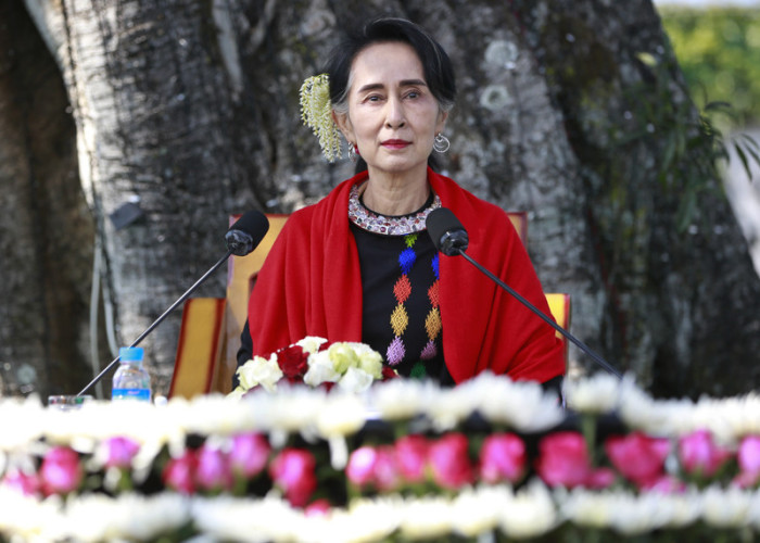 Die Hoffnungen waren groß, als Aung San Suu Kyi in Myanmar die Regierungsgeschäfte übernahm. Doch nach einem Jahr gibt es an der Friedensnobelpreisträgerin im In- und Ausland Kritik. Die 71-Jährige schweigt. Foto: epa/Stringer