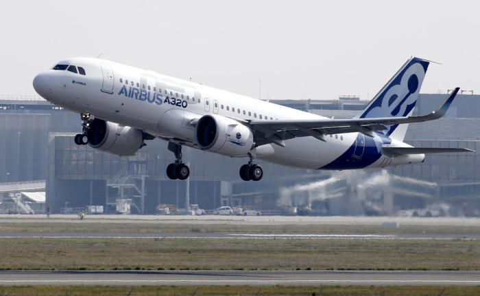 Ein Airbus A320neo hebt zu seinem Erstflug vom Flughafen Toulouse-Blagnac ab. Archivfoto: epa/GUILLAUME HORCAJUEL