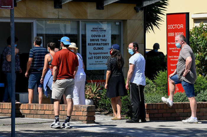 Bürger stehen in einer Arztpraxis in Sydney Schlange für einen COVID-19 PCR-Test. Foto: epa/Bianca De Marchi