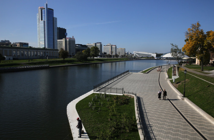 Leute gehen am fast leeren Svisloch-Ufer in der Innenstadt von Minsk spazieren. Foto: epa/Tatjana Zenkowitsch