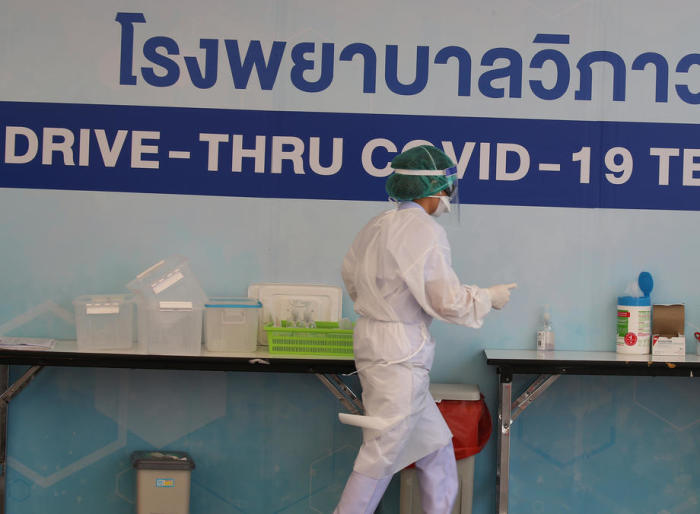 Medizinisches Personal bereitet die Ausrüstung am Drive-thru-Schalter für COVID-19-Tests am Vibhavadi-Krankenhaus in Bangkok vor. Foto: epa/Narong Sangnak