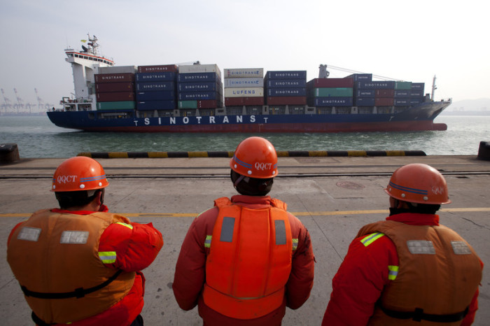 Hafenarbeiter im Containerhafen von Qingdao im Osten von China. Foto: epa/Wu Hong
