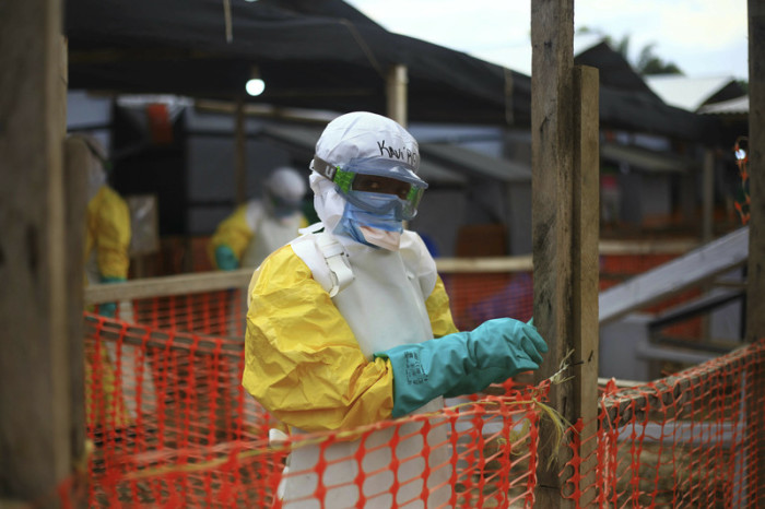 Ein medizinischer Helfer arbeitet in einem Behandlungszentrum für Ebola. Seit vorigem Jahr hat die WHO im Kongo fast 1200 Ebola-Fälle registriert. Foto: Al-Hadji Kudra Maliro/Ap/dpa