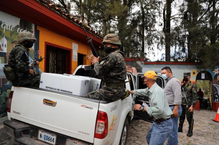 Honduranisches Militär bewacht Wahlurnen in der Gemeinde Santa Lucia im Departement Francisco Morazan. Foto: epa/Gustavo Amador