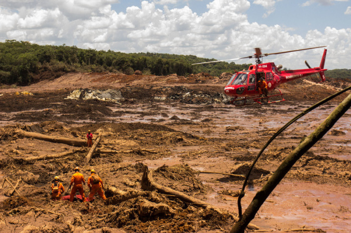 Feuerwehrleute bergen mit Hilfe eines Hubschraubers eine Leiche, Helfer suchen im Schlamm nach Opfern und möglicherweise Überlebenden. Foto: Rodney Costa/Dpa