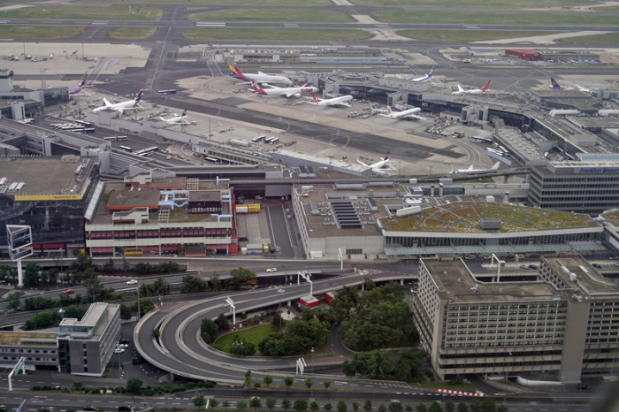 Blick auf den Frankfurter Flughafen aus der Vogelperspektive. Foto: epa/Mauritz Antin