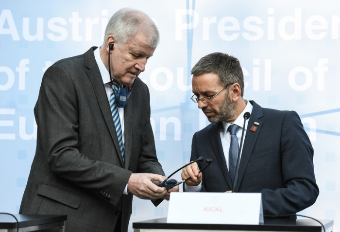 Innenminister Herbert Kickl (r.) und Bundesinnenminister Horst Seehofer. Foto: epa/Daniel Kopatsch