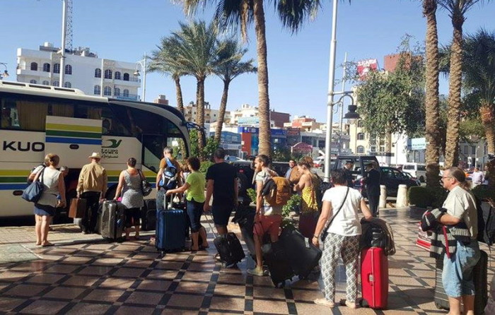 Touristen verlassen ihr Hotel in Hurghada nach dem Anschlag. Foto: epa/Str