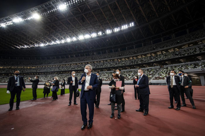 Der Präsident des Internationalen Olympischen Komitees (IOC), Thomas Bach, besucht das Nationalstadion, den Hauptspielort der Olympischen und Paralympischen Spiele 2020 in Tokio. Foto: epa/Behrouz Mehri