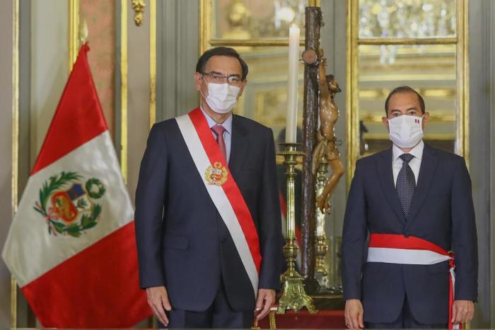 Der peruanische Präsident Martin Vizcarra (L) und den neuen Premierminister Walter Martos (R) bei seiner Vereidigung im Regierungspalast in Lima, Peru. Foto epa/Andina