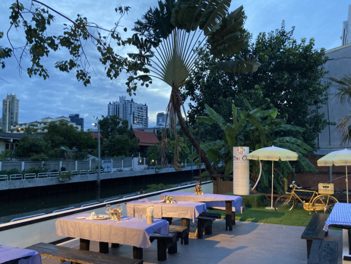 Das neue „Bei Otto“ befindet sich in idyllischer Lage direkt am Khlong. Fotos: picture alliance/dpa | Carola Frentzen