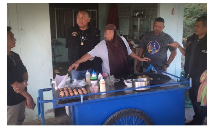Nach dem Mord soll sich die Tatverdächtige nach Kanchanaburi abgesetzt haben, wo sie einen „Thai Roti“-Stand betrieb. Sie wurde vor ihrem Haus von den Fahndern aufgegriffen und festgenommen. Foto: The Nation
