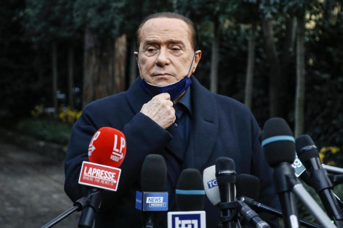 Der Vorsitzende der Forza Italia, Silvio Berlusconi, spricht am Ende des Mitte-Rechts-Gipfels in der Villa Grande in Rom zu Journalisten. Foto: epa/Fabio Frustaci